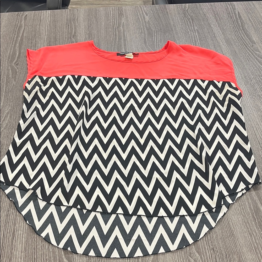Chevron Patterned Women's Top - Coral, Whiteand Black